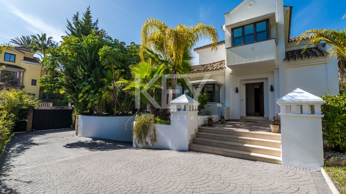 Modern villa in Altos de Puente Romano, Golden Mile