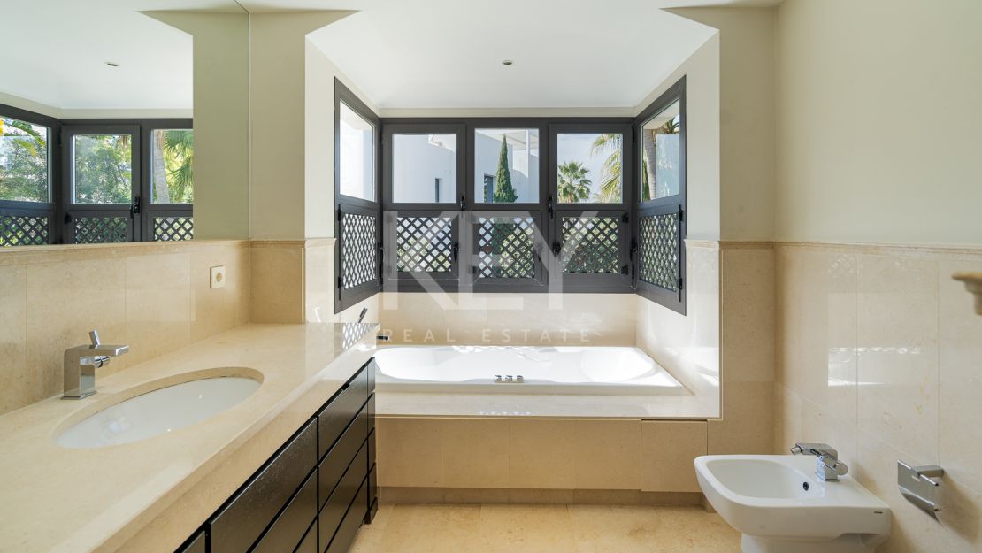 Modern villa in Altos de Puente Romano, Golden Mile