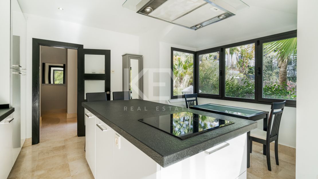 Modern villa in Altos de Puente Romano, Golden Mile