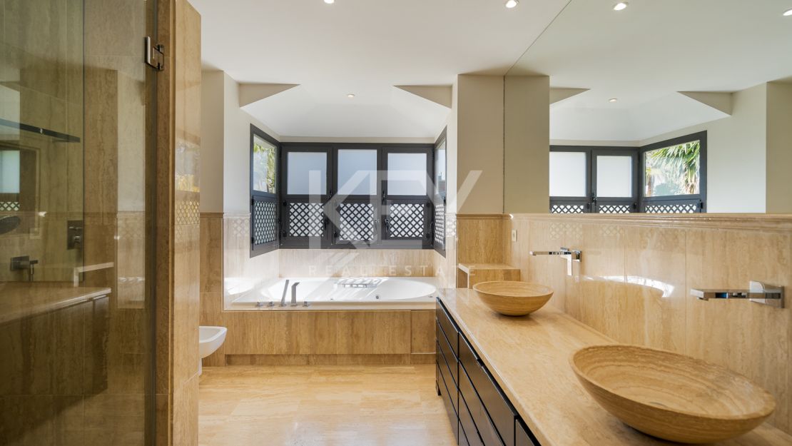 Modern villa in Altos de Puente Romano, Golden Mile