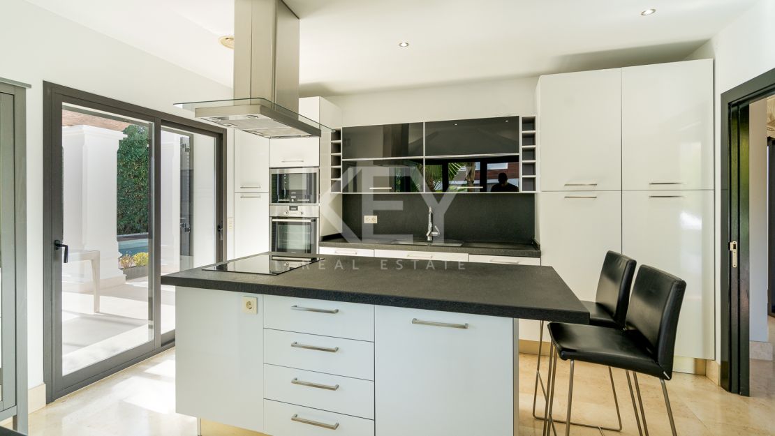 Modern villa in Altos de Puente Romano, Golden Mile