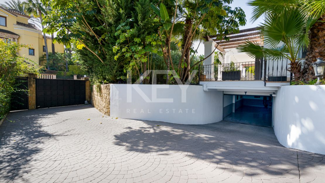 Modern villa in Altos de Puente Romano, Golden Mile