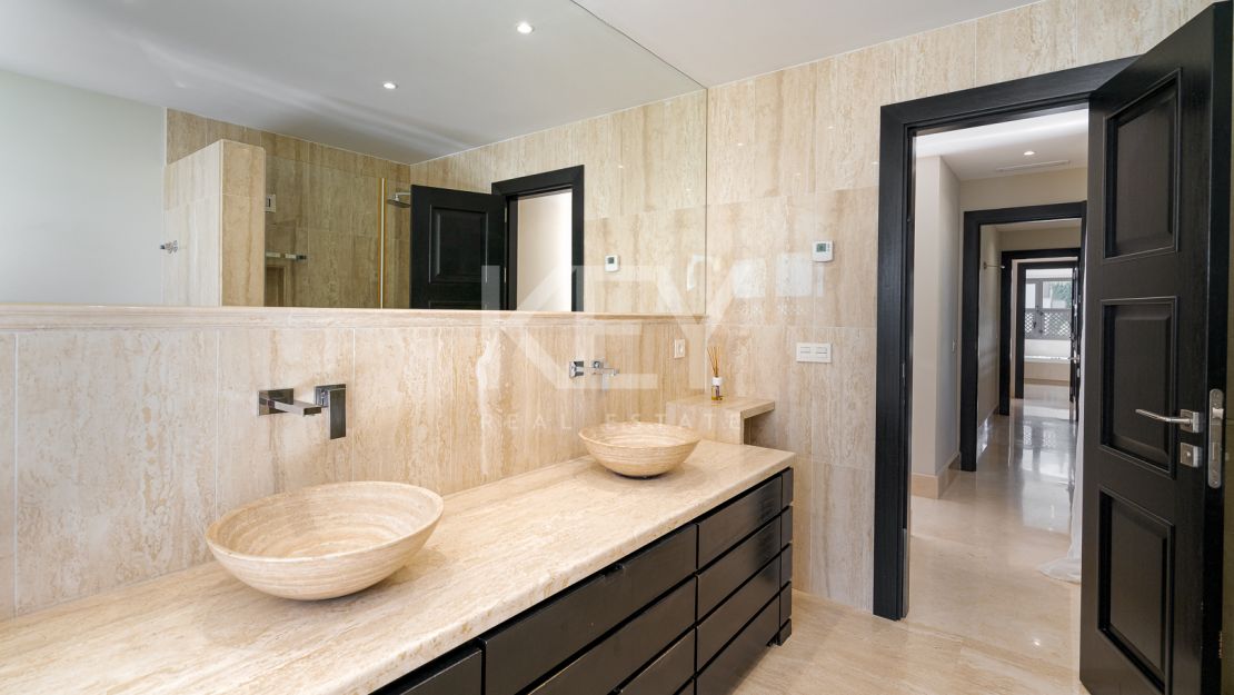 Modern villa in Altos de Puente Romano, Golden Mile