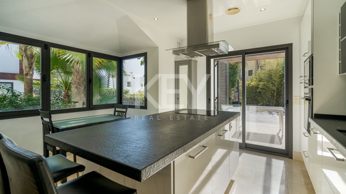 Modern villa in Altos de Puente Romano, Golden Mile