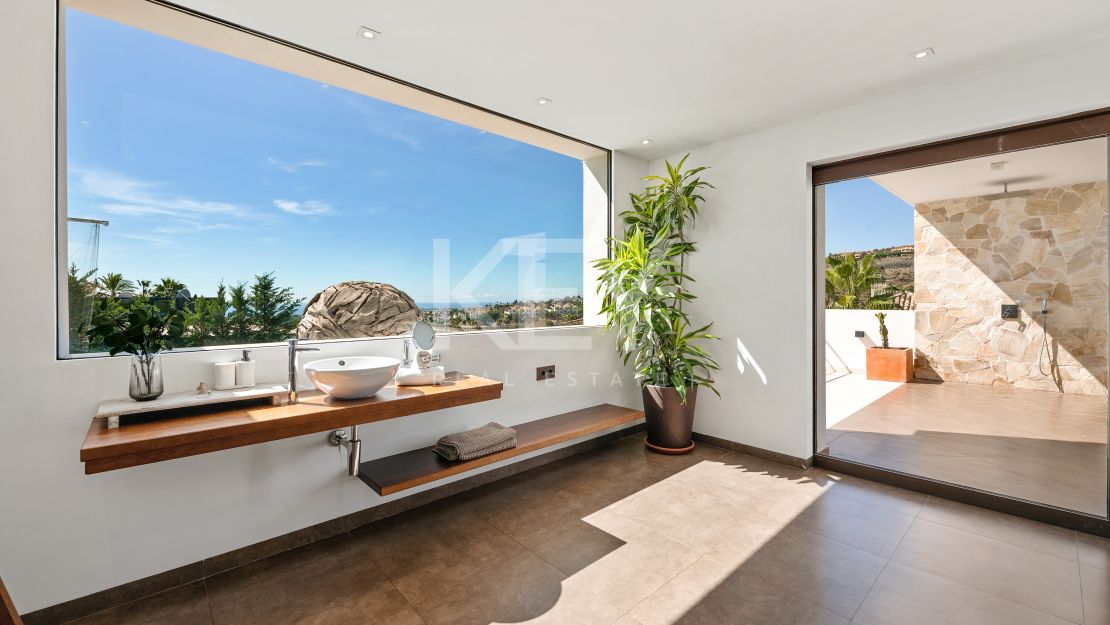 Villa Royale: a luxury Villa with incredible sea views in La Alqueria, Benahavis