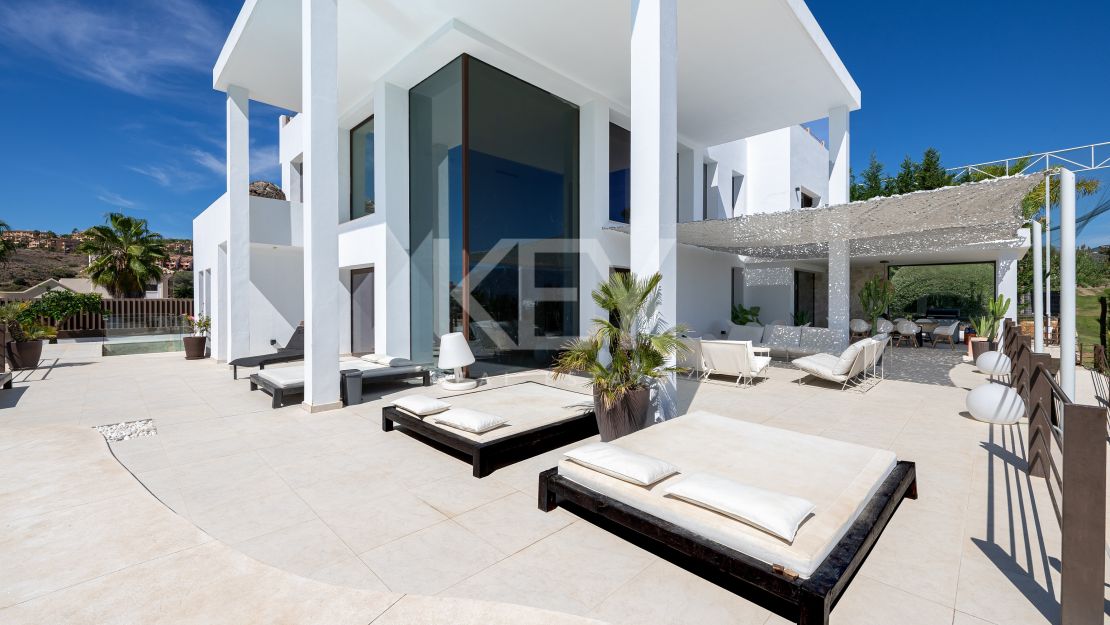 Villa Royale: a luxury Villa with incredible sea views in La Alqueria, Benahavis