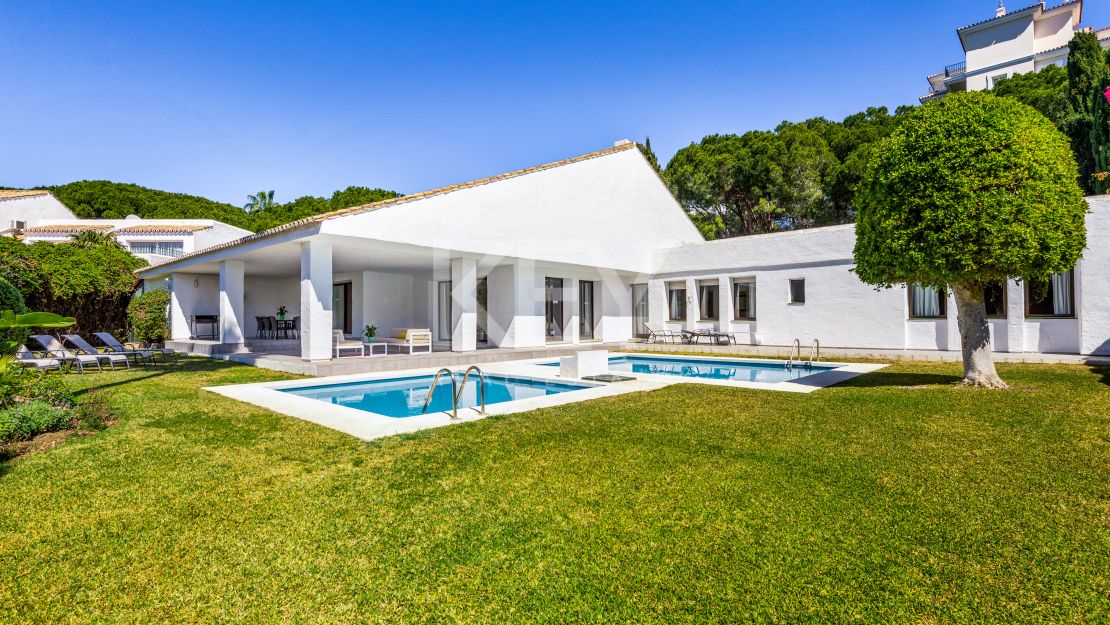 Beachside Villa for Short-Term Rent in Puerto Banus, Marbella