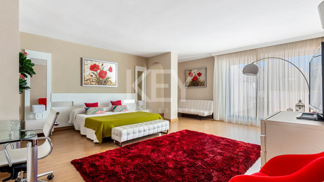 Beachside Villa for Short-Term Rent in Puerto Banus, Marbella