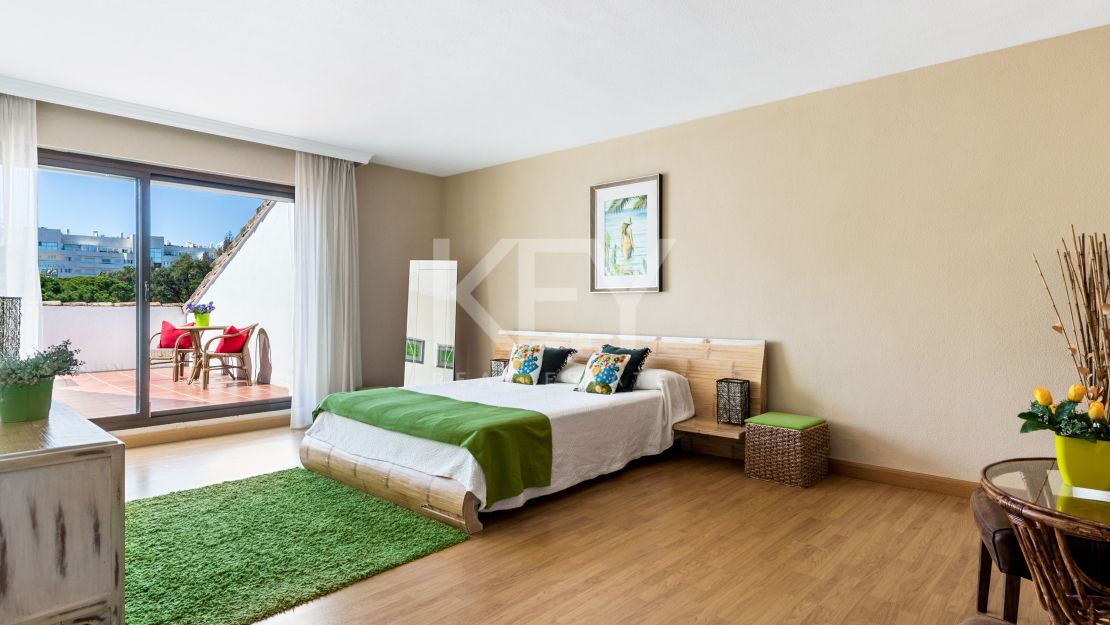 Beachside Villa for Short-Term Rent in Puerto Banus, Marbella