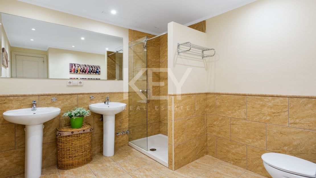 Beachside Villa for Short-Term Rent in Puerto Banus, Marbella