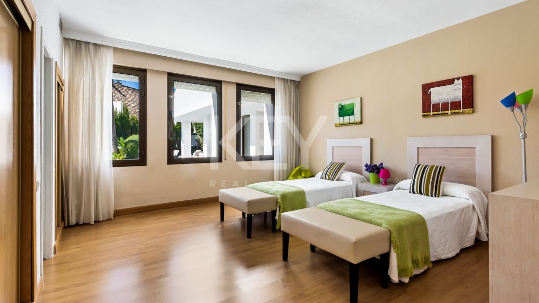 Beachside Villa for Short-Term Rent in Puerto Banus, Marbella