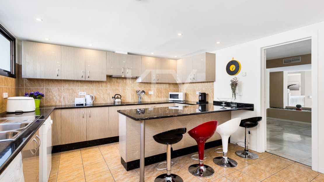Beachside Villa for Short-Term Rent in Puerto Banus, Marbella