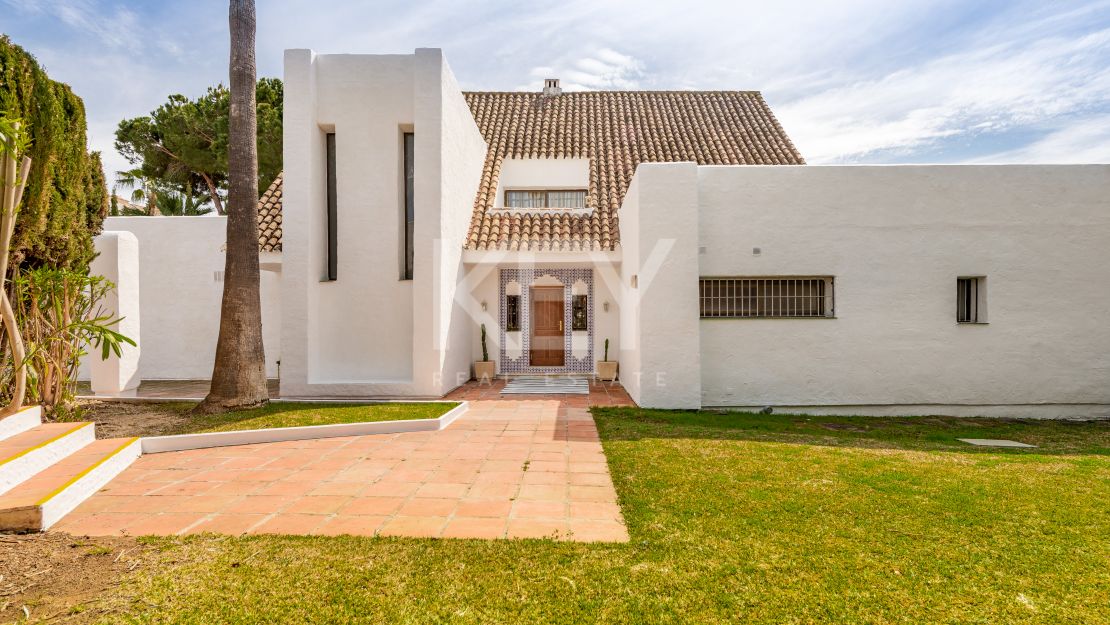 Charming beachside villa for holiday rentals in Puerto Banus, Marbella