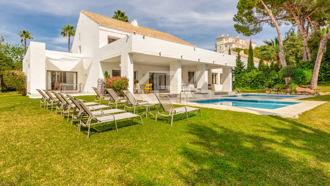 Charming beachside villa for holiday rentals in Puerto Banus, Marbella
