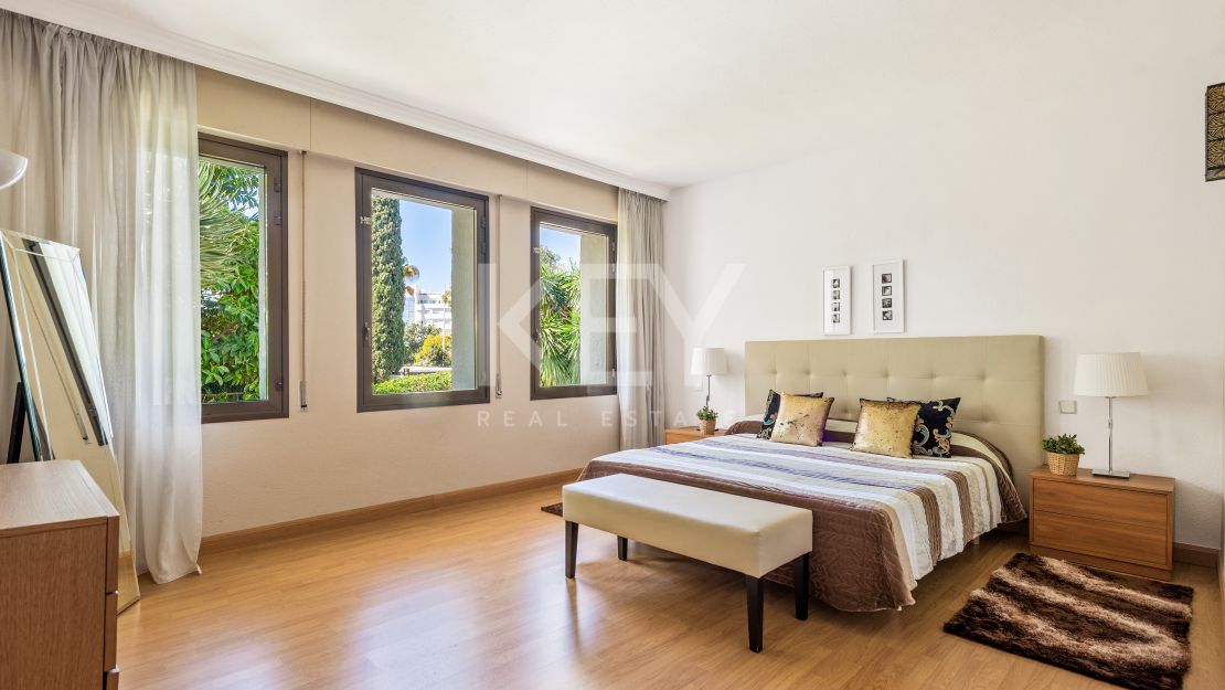 Stunning Beachside Villa for Short-Term Rent in Puerto Banus, Marbella