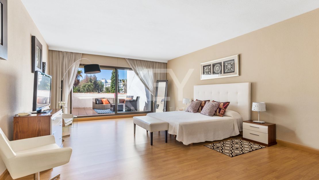 Stunning Beachside Villa for Short-Term Rent in Puerto Banus, Marbella