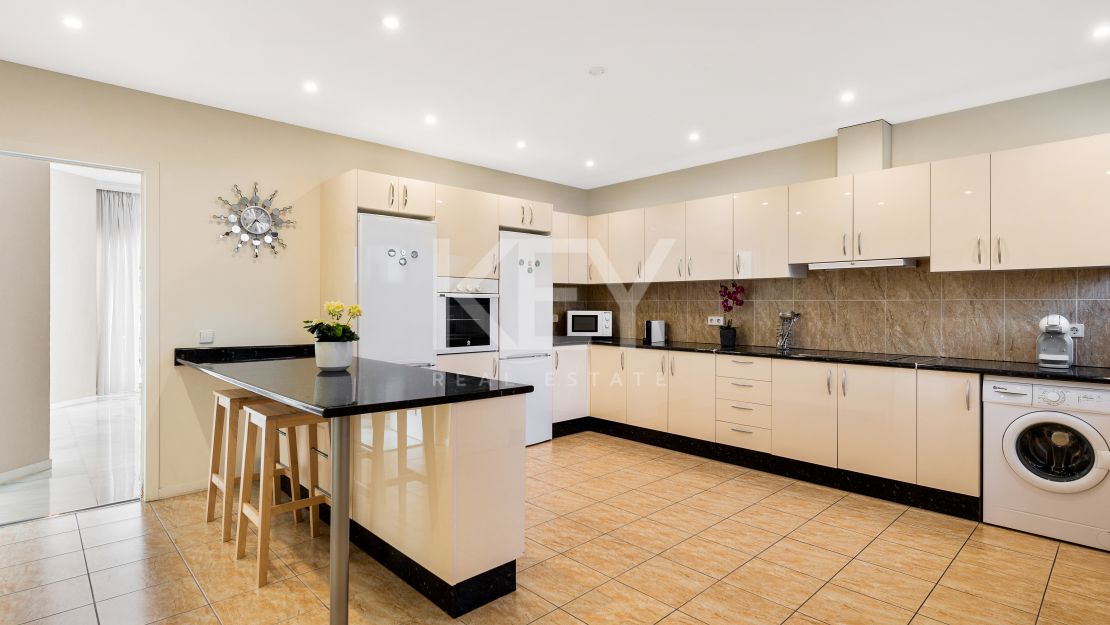 Stunning Beachside Villa for Short-Term Rent in Puerto Banus, Marbella