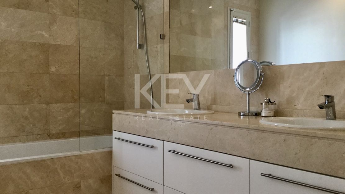 Villa Ivory: Modern villa for holiday rentals close to the beach in Marbella