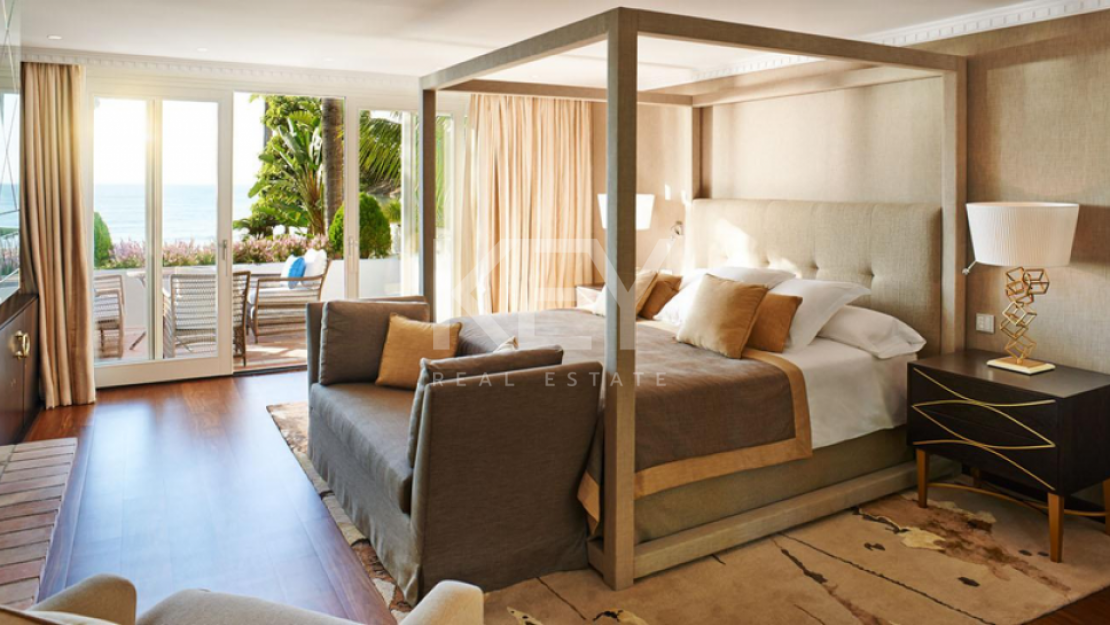 Luxurious beachfront Villa for short-term rental in Golden Mile, Marbella