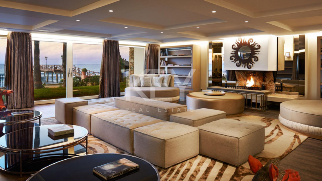 Luxurious beachfront Villa for short-term rental in Golden Mile, Marbella