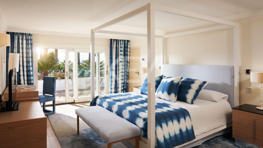 Luxurious beachfront Villa for short-term rental in Golden Mile, Marbella