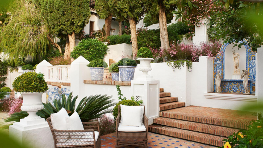 Luxurious beachfront Villa for short-term rental in Golden Mile, Marbella