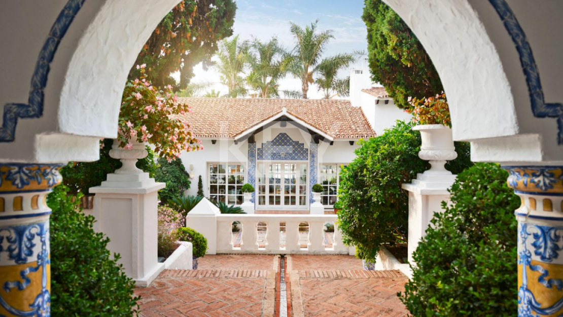 Luxurious beachfront Villa for short-term rental in Golden Mile, Marbella