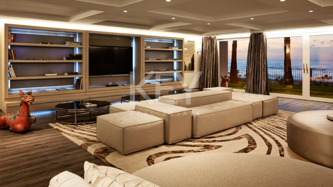 Luxurious beachfront Villa for short-term rental in Golden Mile, Marbella