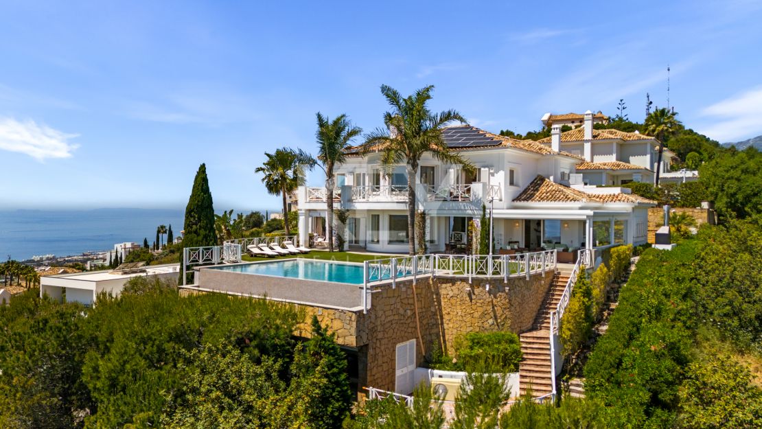 Luxurious villa Veranda with breathtaking mountain and sea views in Altos de Los Monteros, Marbella