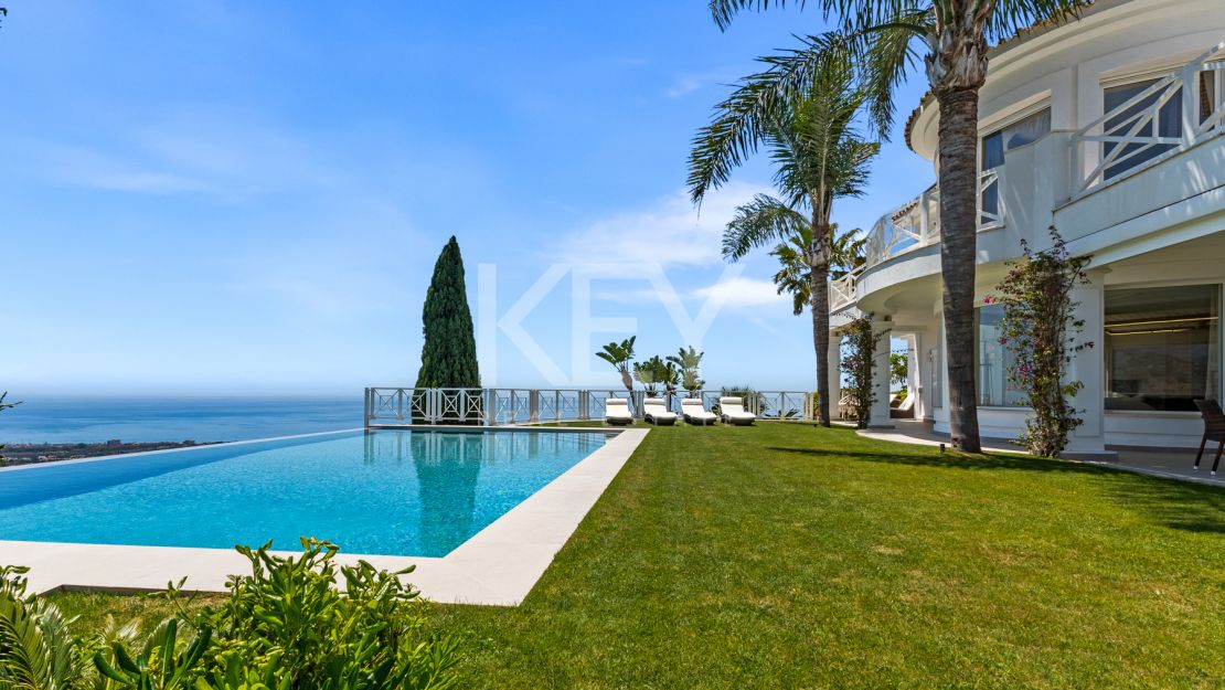 Luxurious villa Veranda with breathtaking mountain and sea views in Altos de Los Monteros, Marbella