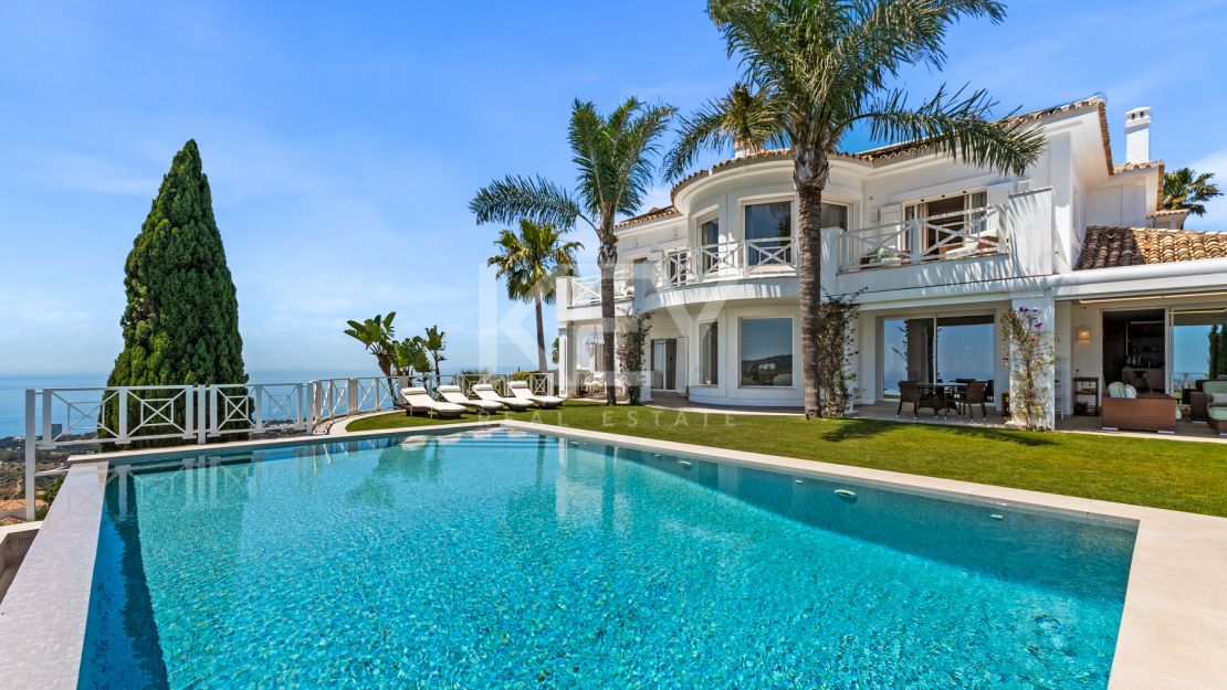 Luxurious villa Veranda with breathtaking mountain and sea views in Altos de Los Monteros, Marbella
