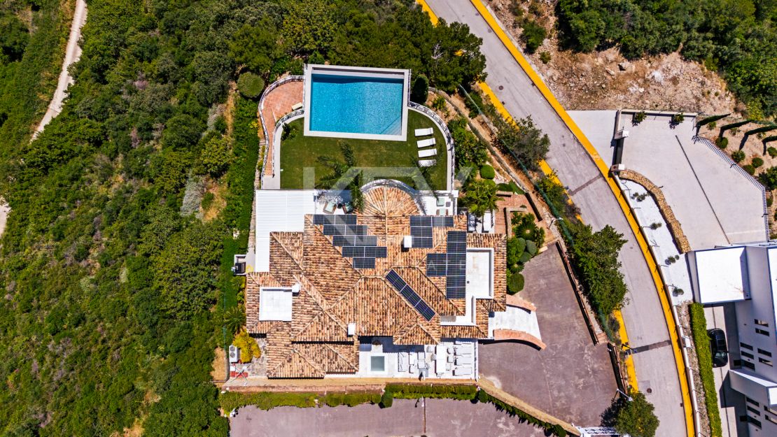 Luxurious villa Veranda with breathtaking mountain and sea views in Altos de Los Monteros, Marbella