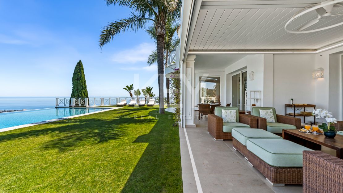 Luxurious villa Veranda with breathtaking mountain and sea views in Altos de Los Monteros, Marbella