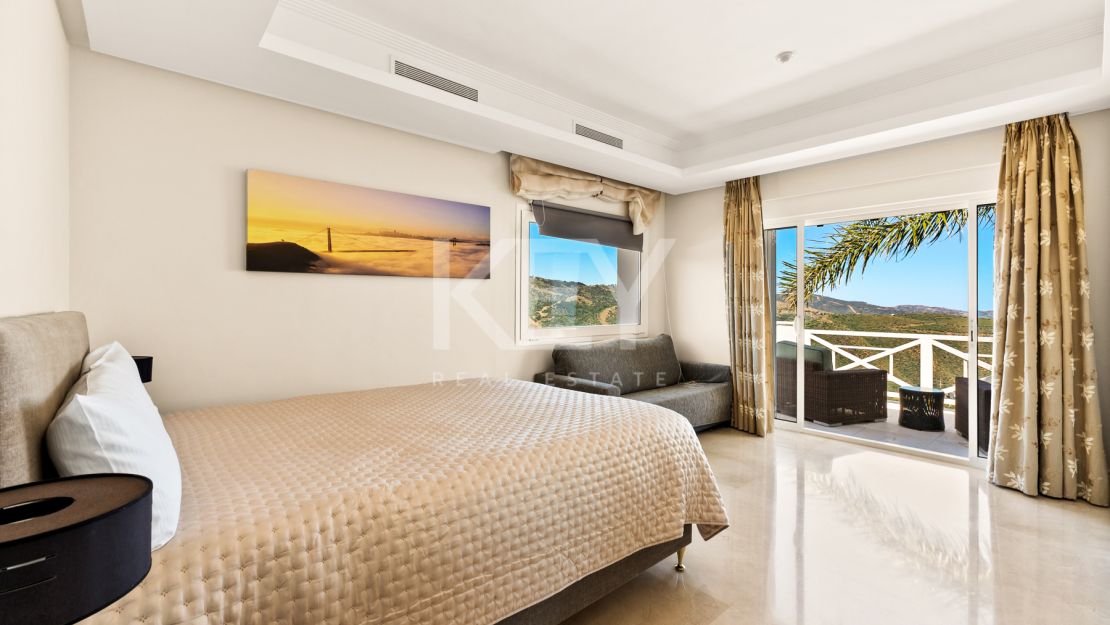 Luxurious villa Veranda with breathtaking mountain and sea views in Altos de Los Monteros, Marbella