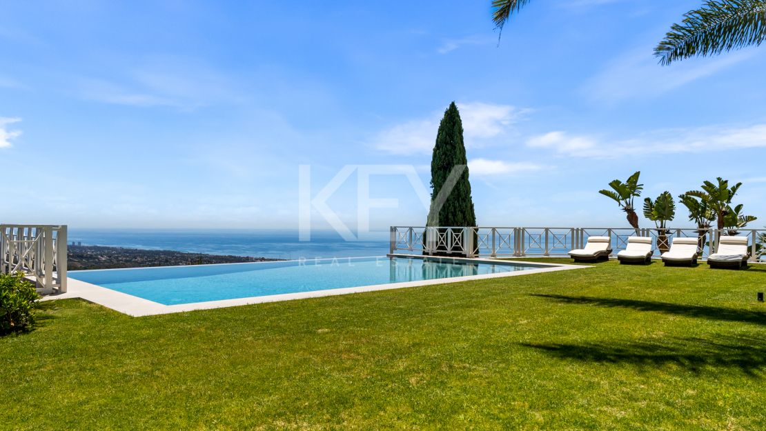 Luxurious villa Veranda with breathtaking mountain and sea views in Altos de Los Monteros, Marbella