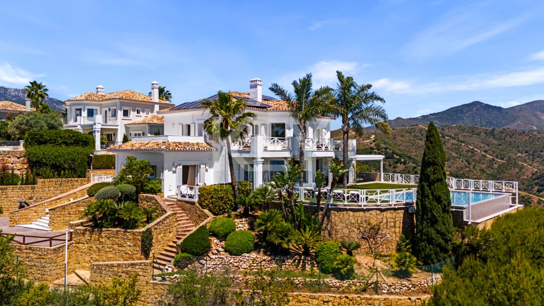 Luxurious villa Veranda with breathtaking mountain and sea views in Altos de Los Monteros, Marbella