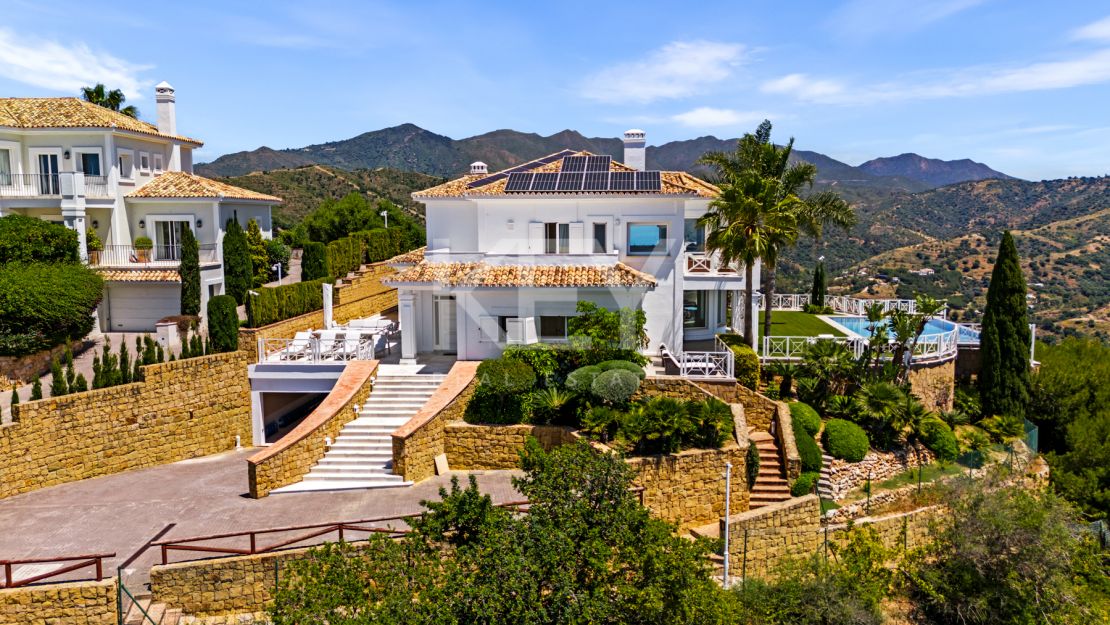 Luxurious villa Veranda with breathtaking mountain and sea views in Altos de Los Monteros, Marbella
