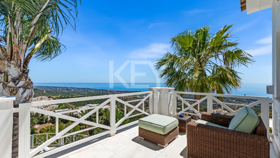 Luxurious villa Veranda with breathtaking mountain and sea views in Altos de Los Monteros, Marbella