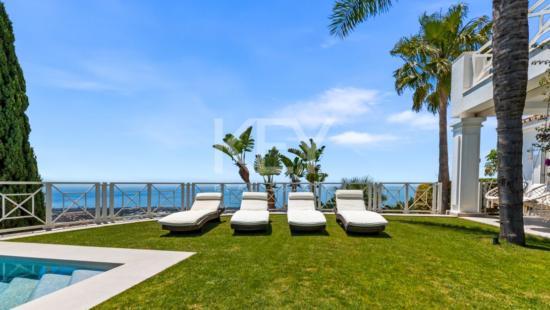 Luxurious villa Veranda with breathtaking mountain and sea views in Altos de Los Monteros, Marbella