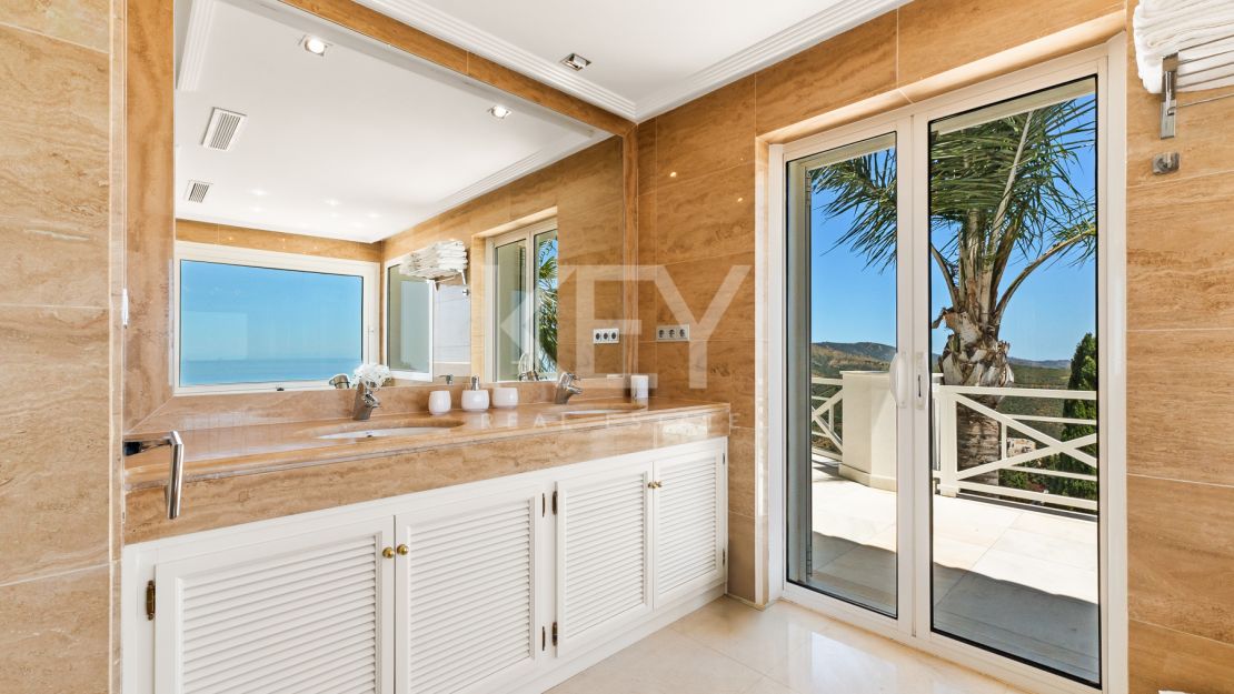 Luxurious villa Veranda with breathtaking mountain and sea views in Altos de Los Monteros, Marbella