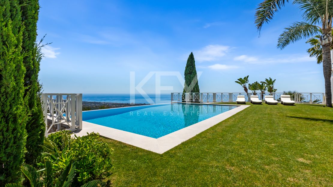 Luxurious villa Veranda with breathtaking mountain and sea views in Altos de Los Monteros, Marbella