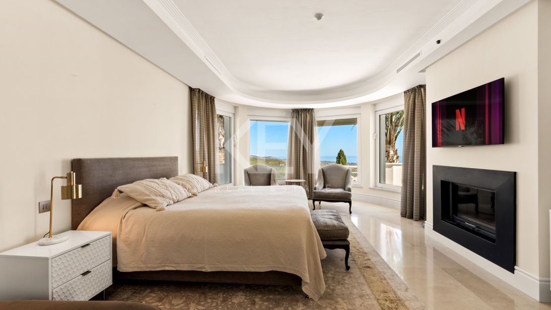Luxurious villa Veranda with breathtaking mountain and sea views in Altos de Los Monteros, Marbella