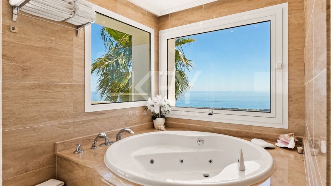 Luxurious villa Veranda with breathtaking mountain and sea views in Altos de Los Monteros, Marbella