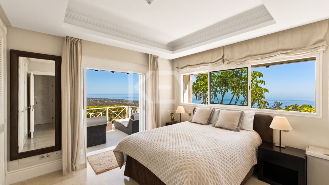 Luxurious villa Veranda with breathtaking mountain and sea views in Altos de Los Monteros, Marbella