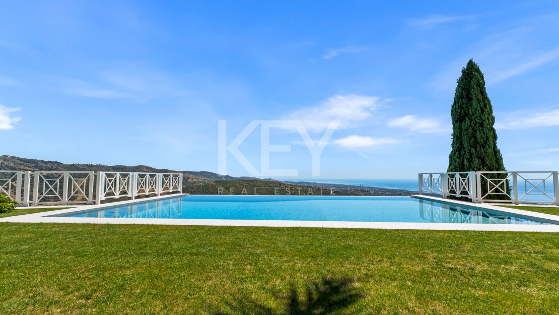 Luxurious villa Veranda with breathtaking mountain and sea views in Altos de Los Monteros, Marbella