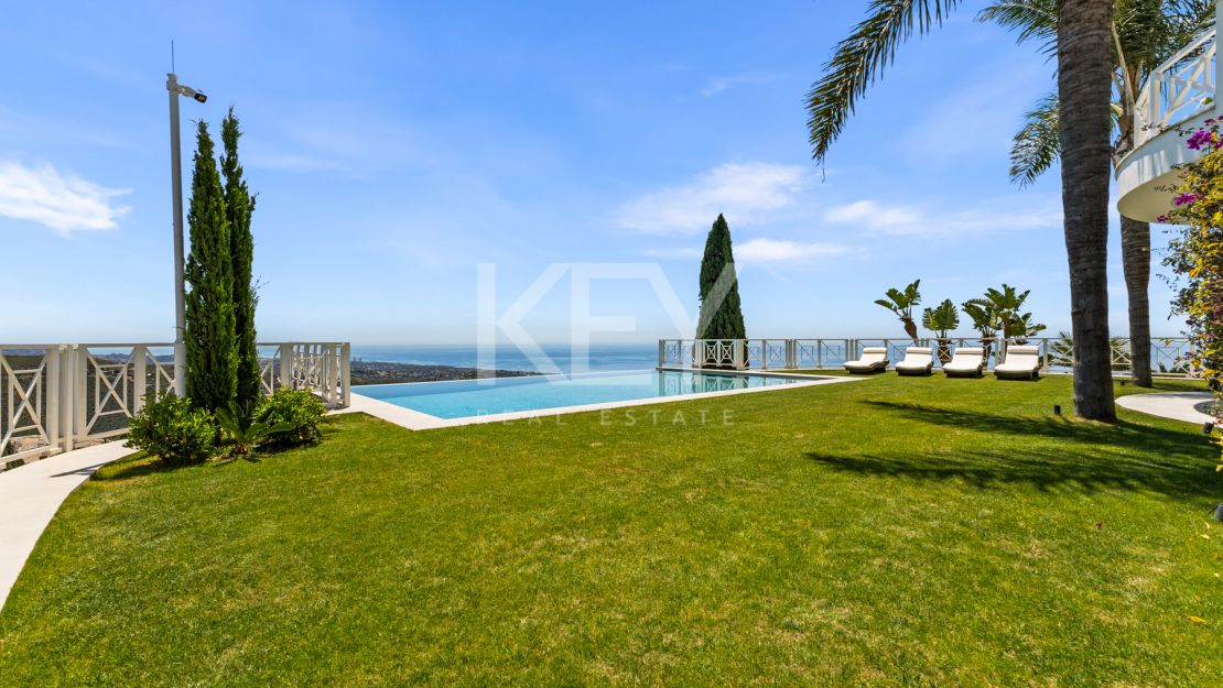 Luxurious villa Veranda with breathtaking mountain and sea views in Altos de Los Monteros, Marbella