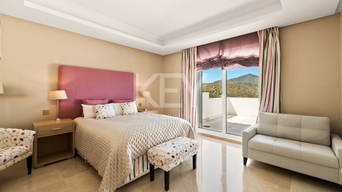 Luxurious villa Veranda with breathtaking mountain and sea views in Altos de Los Monteros, Marbella