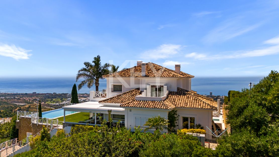 Luxurious villa Veranda with breathtaking mountain and sea views in Altos de Los Monteros, Marbella