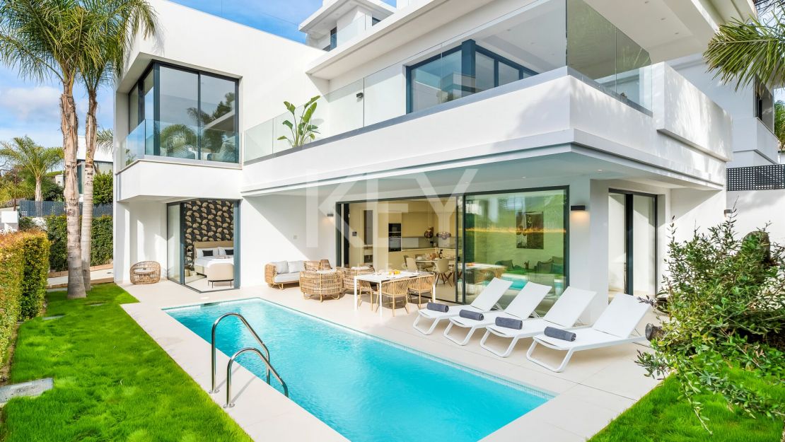 Contemporary beachside Villa with rooftop terrace, heated pool, and panoramic sea views close to Puerto Banús in Rio Verde, Marbella Golden Mile