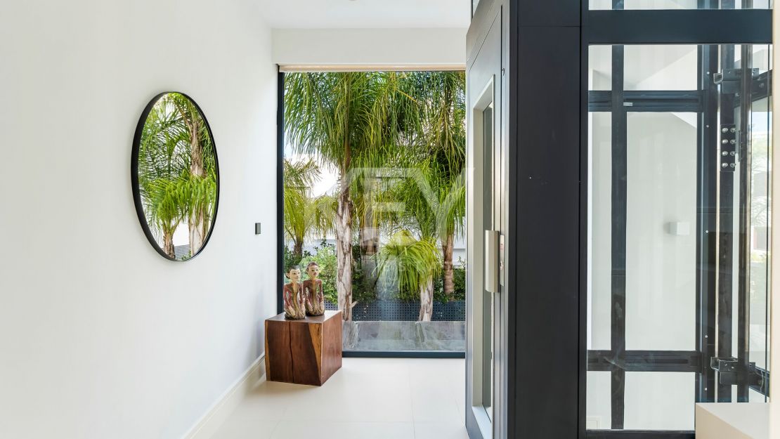 Contemporary beachside Villa with rooftop terrace, heated pool, and panoramic sea views close to Puerto Banús in Rio Verde, Marbella Golden Mile